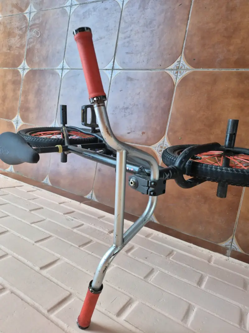 Bicicleta BMX negra usada - 2