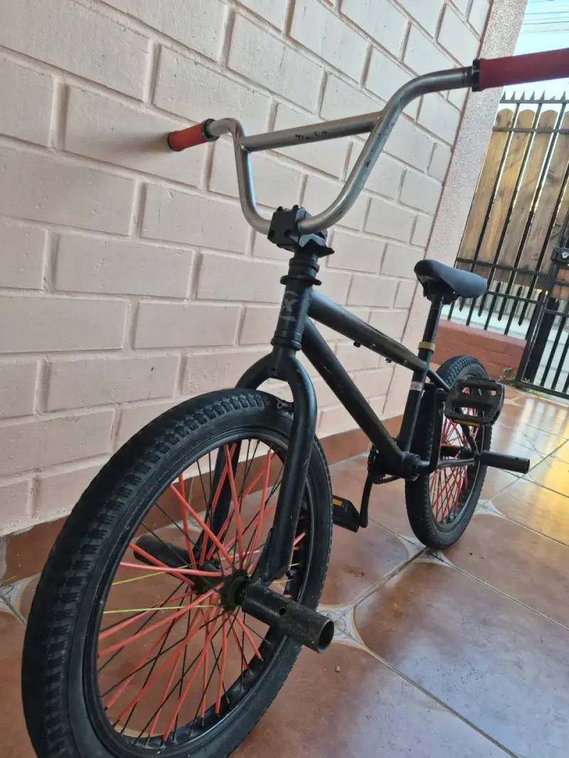 Bicicleta BMX negra usada - 3
