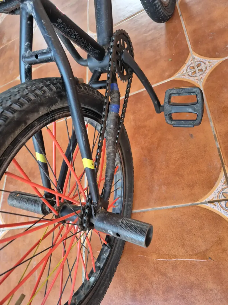 Bicicleta BMX negra usada - 4