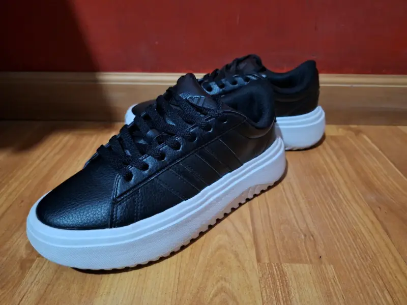 Zapatillas negras casuales - 1