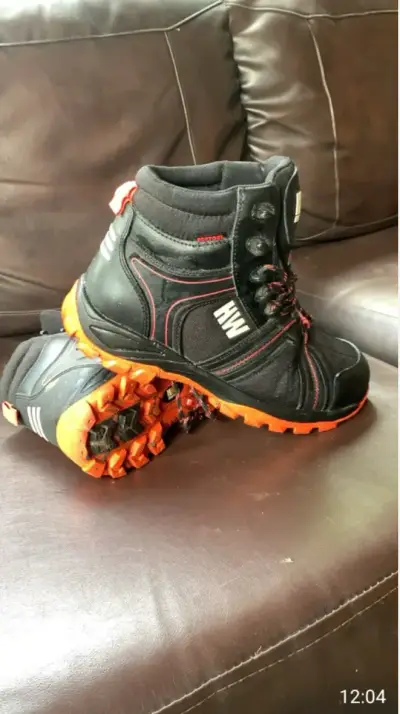 Botas de trabajo negras con suela naranja - miniatura 1