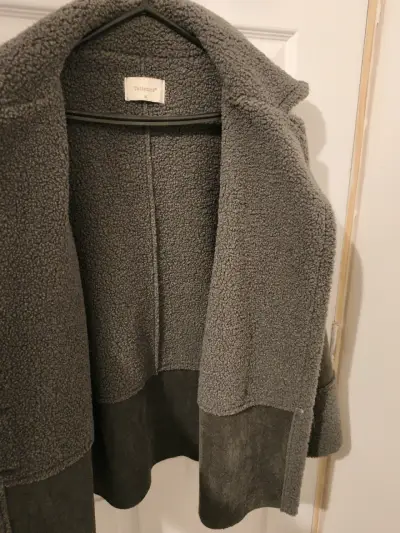 Abrigo gris con botones grandes - miniatura 4