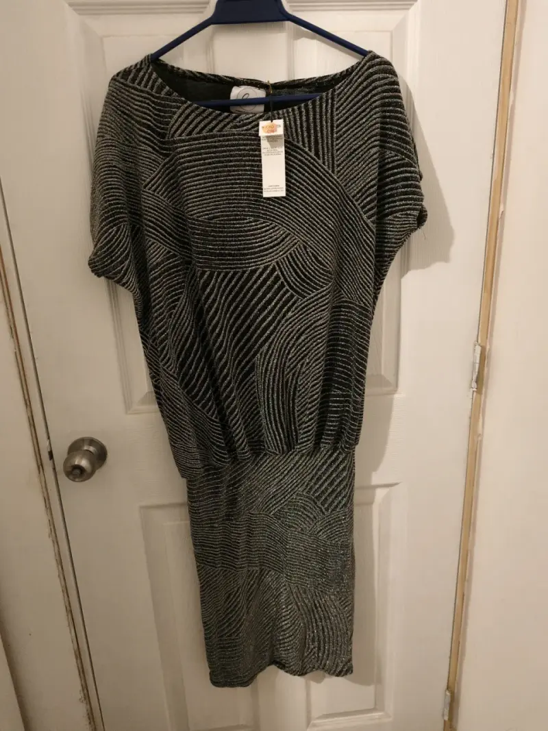Vestido negro con patrón moderno - 1