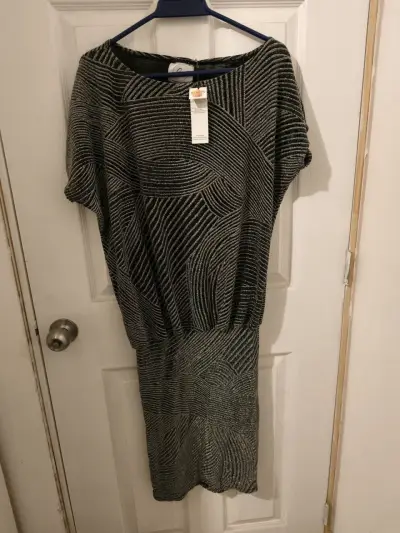 Vestido negro con patrón moderno - miniatura 1