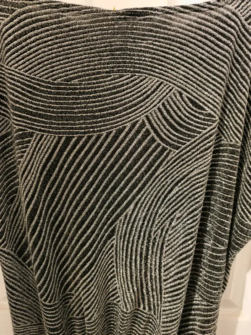 Vestido negro con patrón moderno - 3