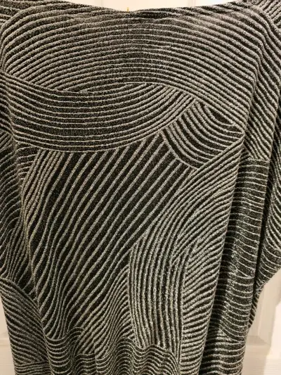 Vestido negro con patrón moderno - miniatura 3