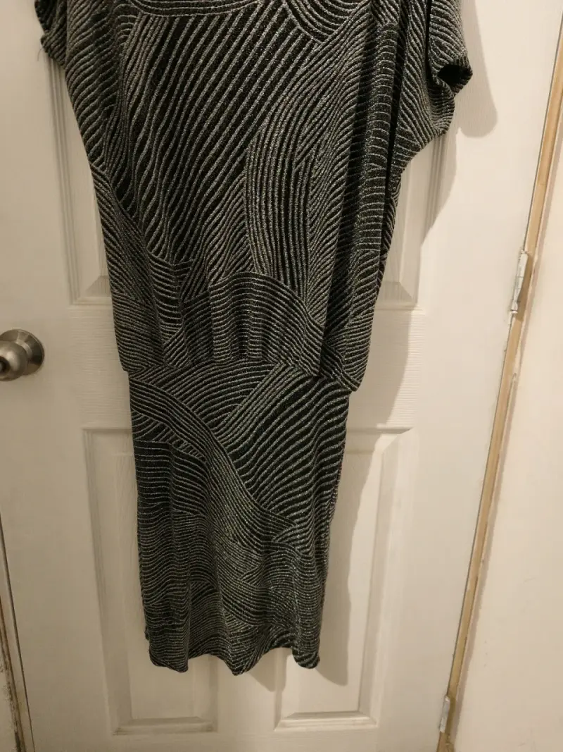 Vestido negro con patrón moderno - 4