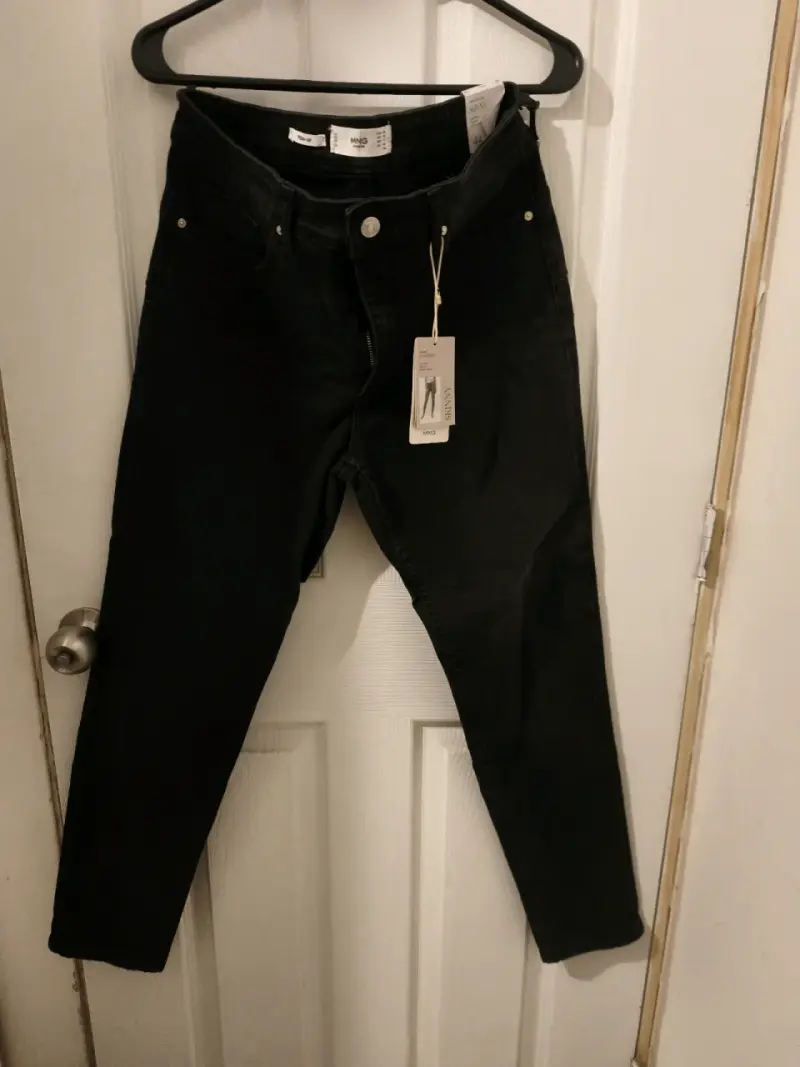 Pantalones negros con etiqueta - 1