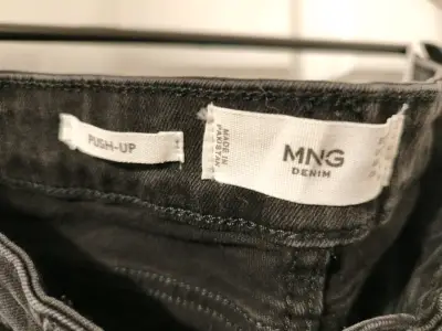 Pantalones negros con etiqueta - miniatura 2