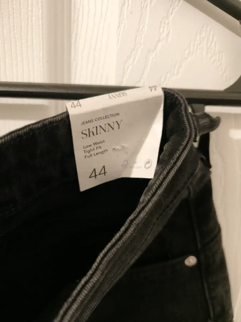 Pantalones negros con etiqueta - 3