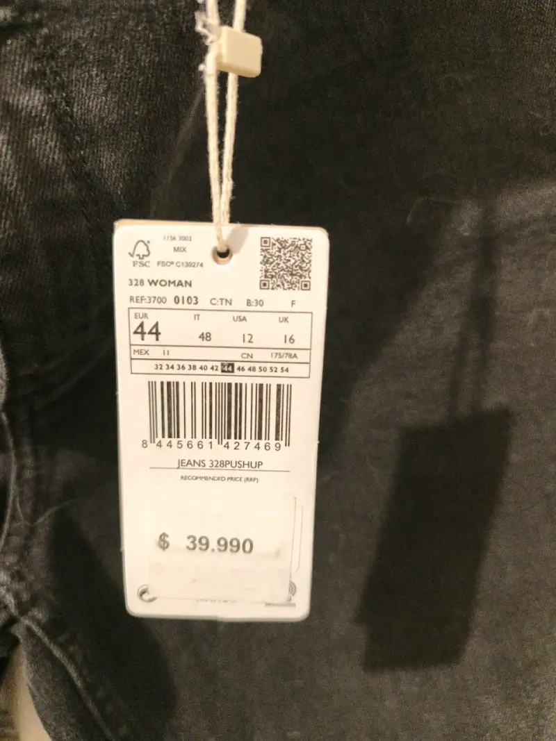 Pantalones negros con etiqueta - 4