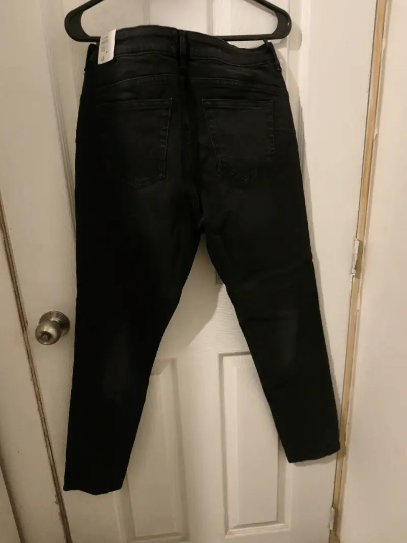Pantalones negros con etiqueta - 5