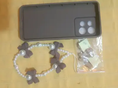 Carcasa Mororola Edge 50 con adornos de perlas - miniatura 1