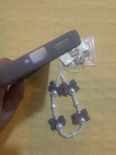 Carcasa Mororola Edge 50 con adornos de perlas - miniatura 2