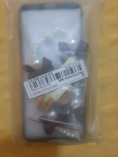 Carcasa Mororola Edge 50 con adornos de perlas - miniatura 4