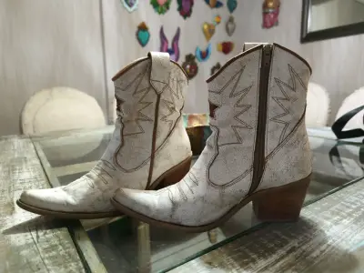 Botas vaqueras blancas - miniatura 1
