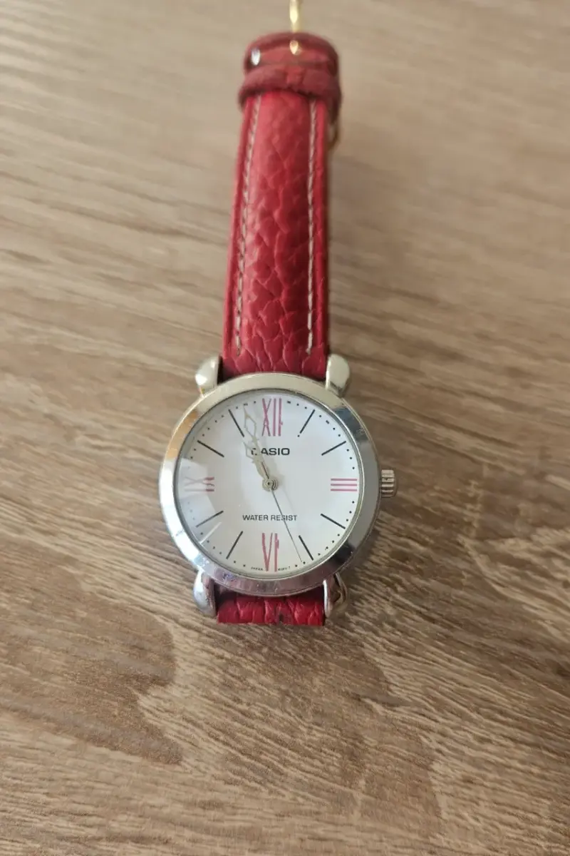 Reloj Casio con correa roja - 1