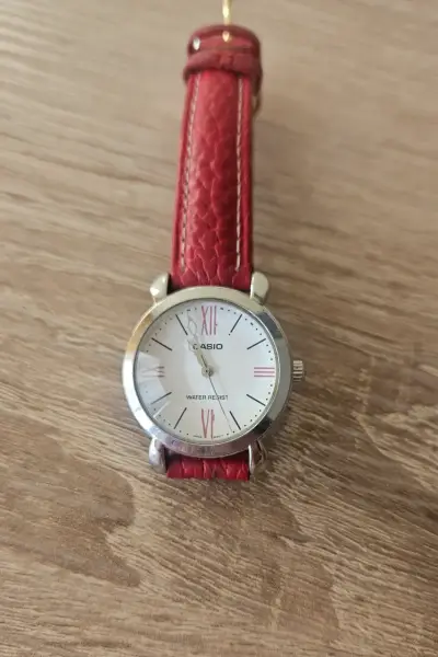Reloj Casio con correa roja - miniatura 1