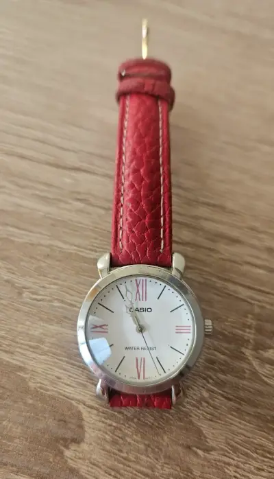 Reloj Casio con correa roja - miniatura 2