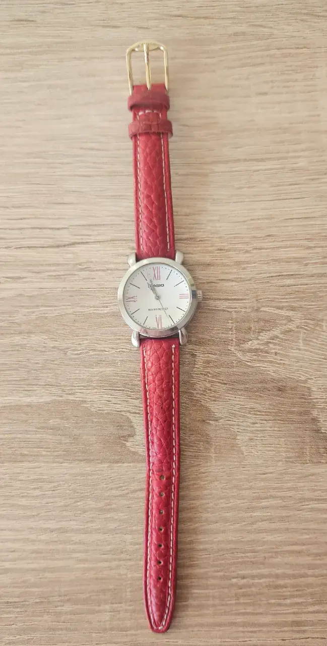 Reloj Casio con correa roja - 3