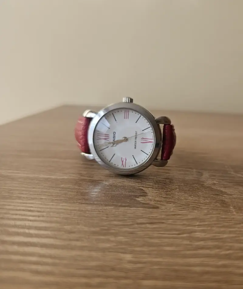 Reloj Casio con correa roja - 4