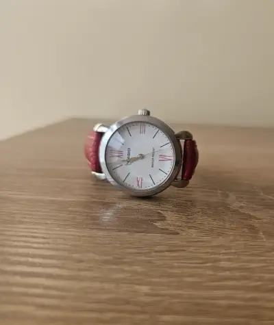 Reloj Casio con correa roja - miniatura 4