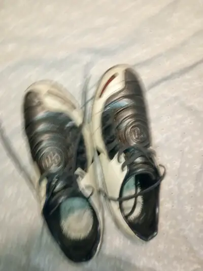 Zapatillas deportivas blancas y negras - miniatura 1