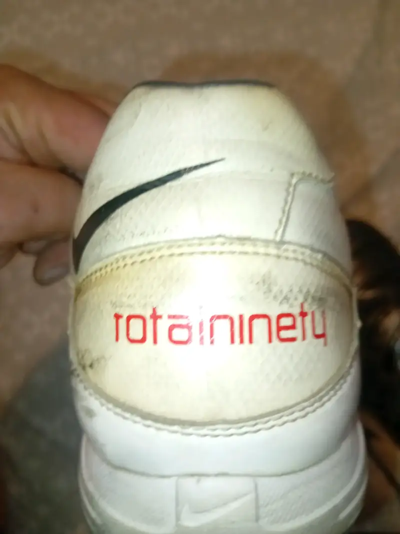 Zapatillas deportivas blancas y negras - 2