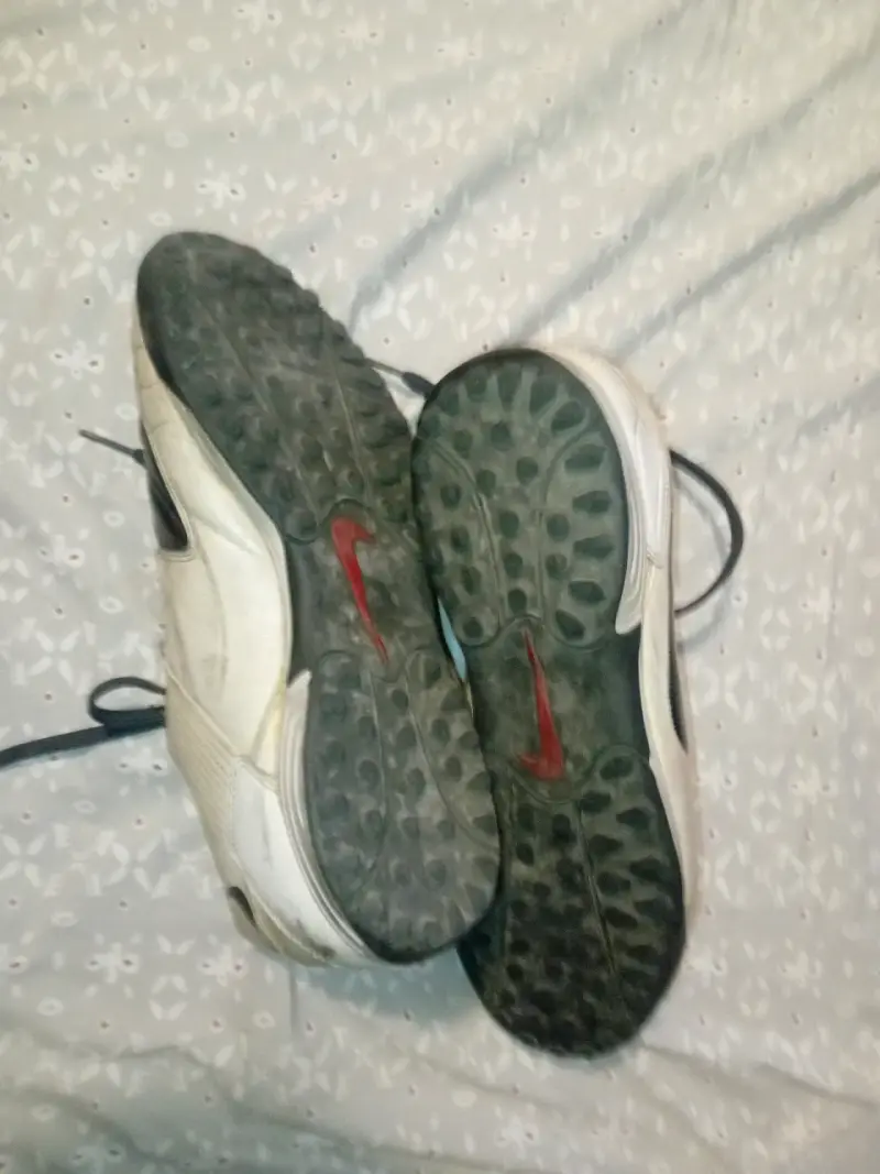 Zapatillas deportivas blancas y negras - 3