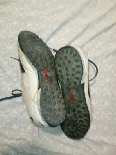 Zapatillas deportivas blancas y negras - miniatura 3