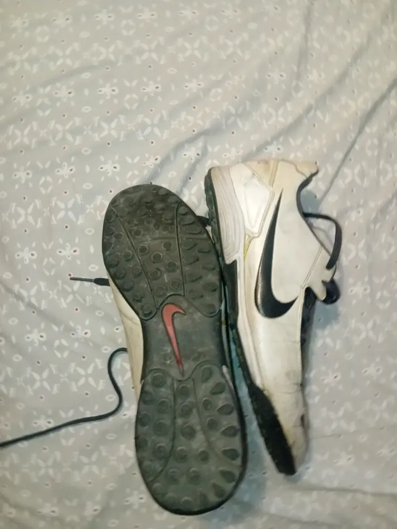 Zapatillas deportivas blancas y negras - 4