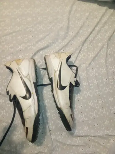 Zapatillas deportivas blancas y negras - miniatura 5