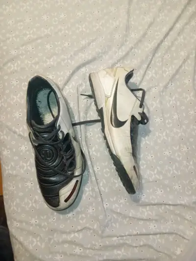 Zapatillas deportivas blancas y negras - miniatura 6