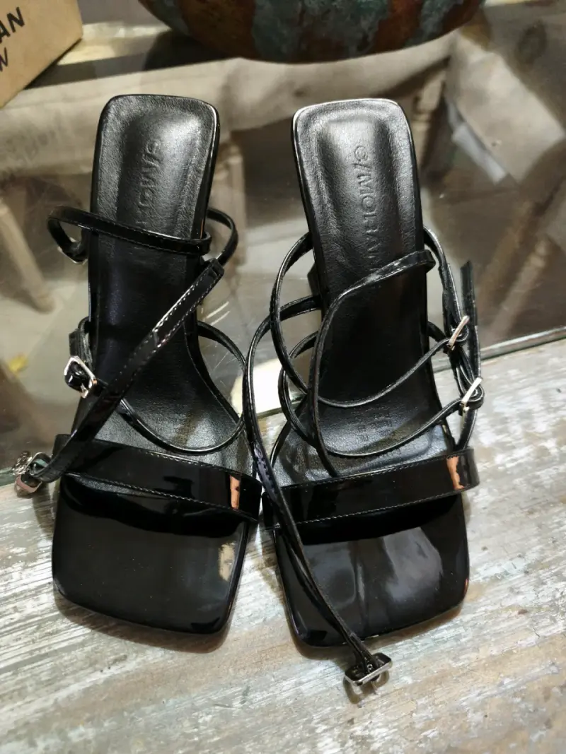 Sandalias negras de tacón
