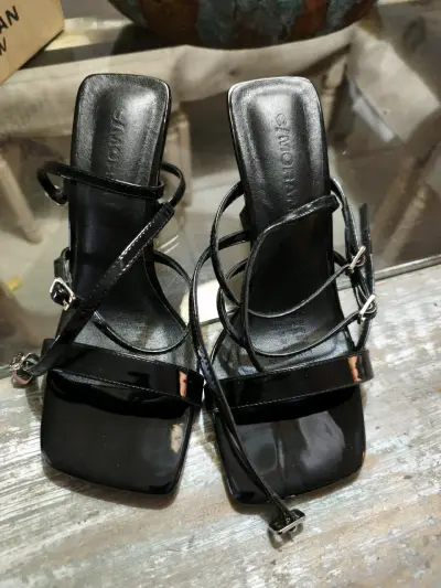 Sandalias negras de tacón - miniatura 1