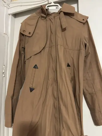 Abrigo beige con capucha - miniatura 1