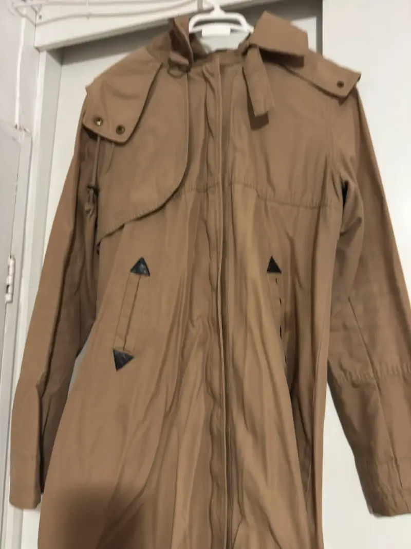 Abrigo beige con capucha - 2