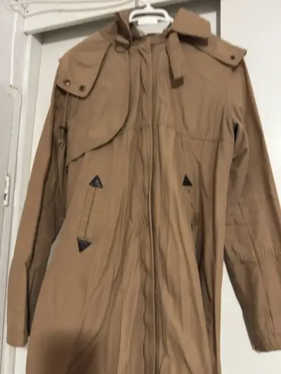 Abrigo beige con capucha - miniatura 2