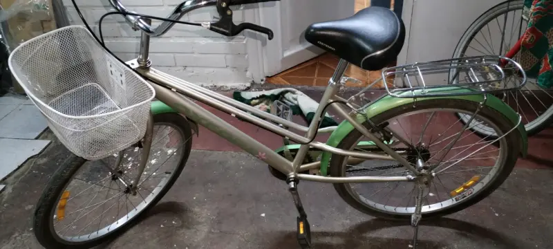Bicicleta urbana verde con cesta - 2