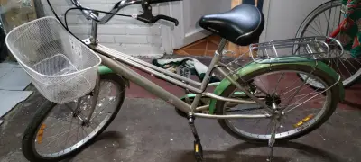 Bicicleta urbana verde con cesta - miniatura 2