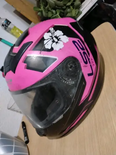 Casco de moto rosa con diseño floral - miniatura 1