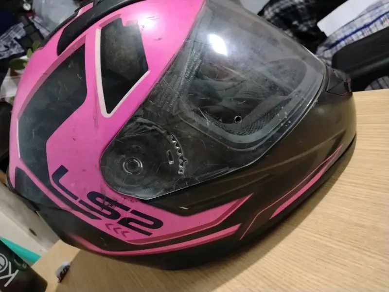 Casco de moto rosa con diseño floral - 2