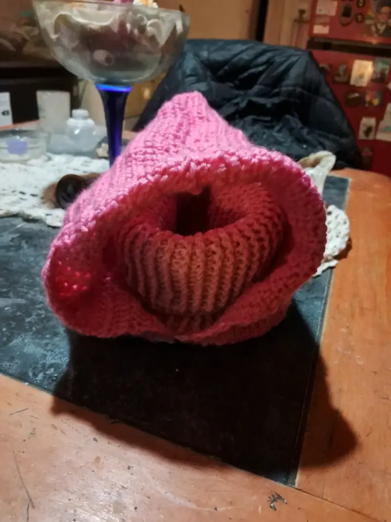 Gorro tejido a mano color rosa