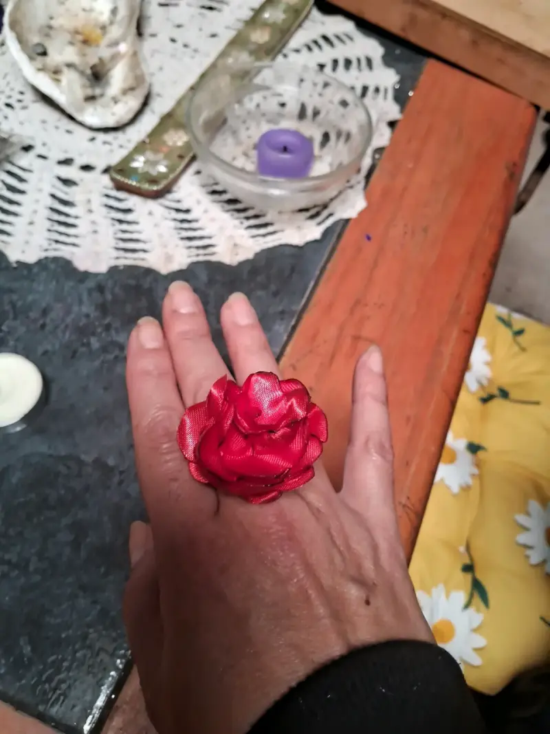 Anillo con flor roja