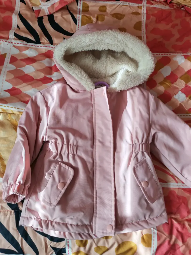 Chaqueta rosada con capucha