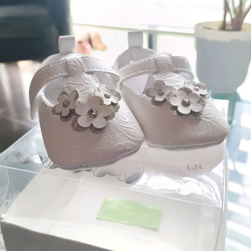 Zapatos de bebé blancos con flores - 1
