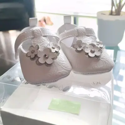 Zapatos de bebé blancos con flores - miniatura 1