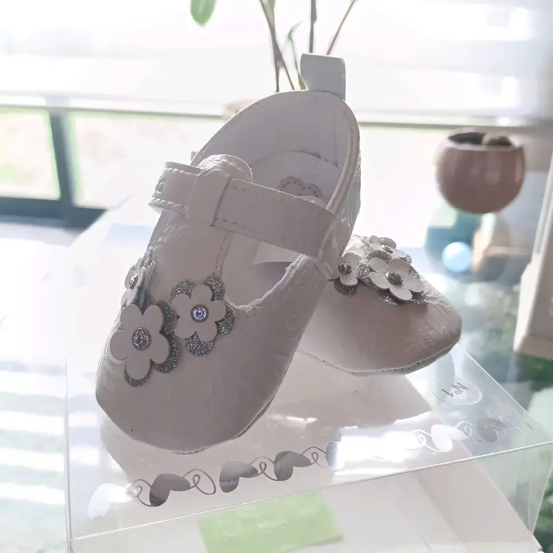 Zapatos de bebé blancos con flores - 2