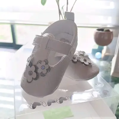 Zapatos de bebé blancos con flores - miniatura 2