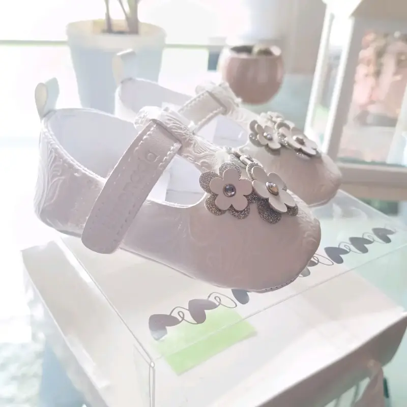 Zapatos de bebé blancos con flores - 3